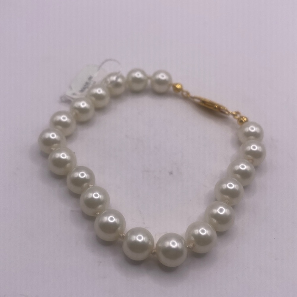 Women’s strand of faux pearls bracelet 6.75” goldtone clasp NWT
